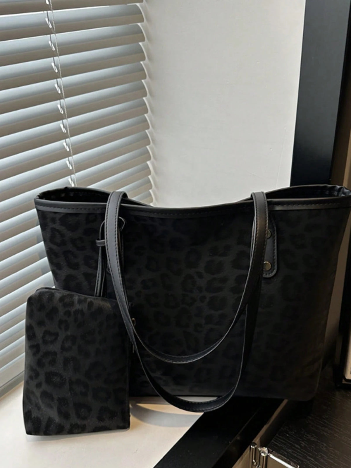 2pcs Large Capacity Leopard Velvet Handbag, With Dual Handles, Ideal For Commuting To Work Or School. This Spacious, Lightweight Tote Bag Combines Classic Casual And Business Casual Styles. It Is Very