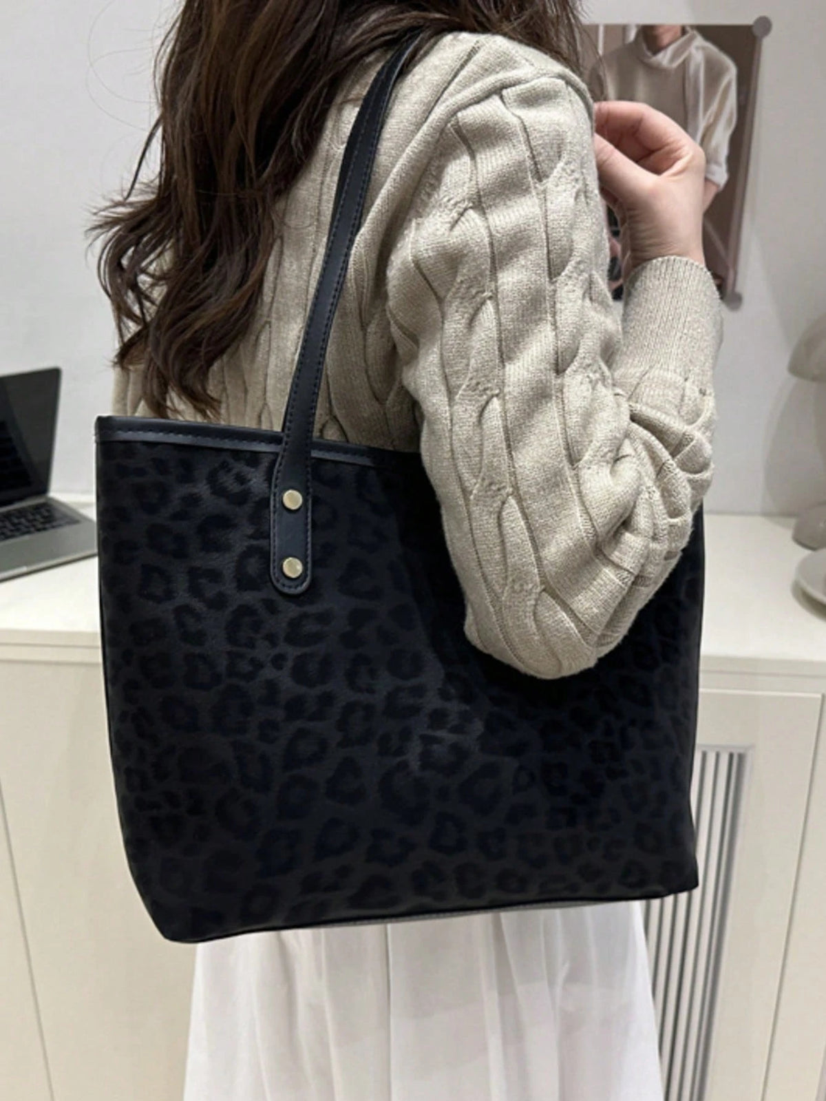 2pcs Large Capacity Leopard Velvet Handbag, With Dual Handles, Ideal For Commuting To Work Or School. This Spacious, Lightweight Tote Bag Combines Classic Casual And Business Casual Styles. It Is Very