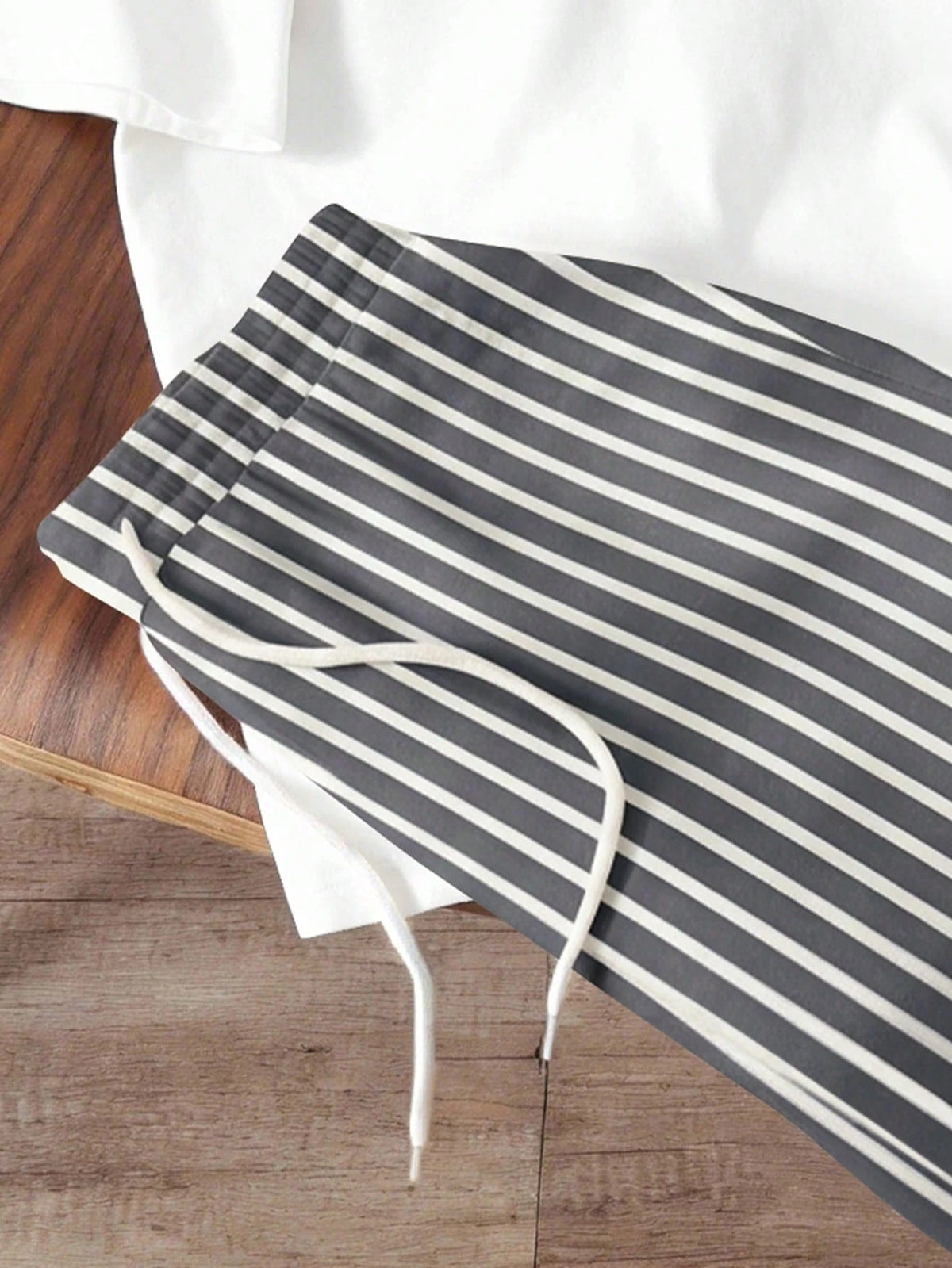 Manfinity Joysei Men's Plus Size T-Shirt And Striped Shorts Set